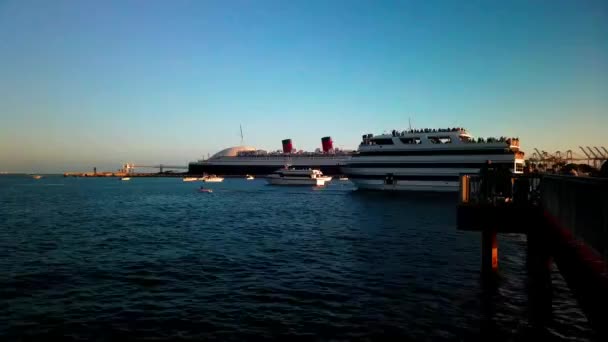 Dronning Mary Solnedgang Tidslinje Idet Båter Skip Kommer Inn Havnen – stockvideo