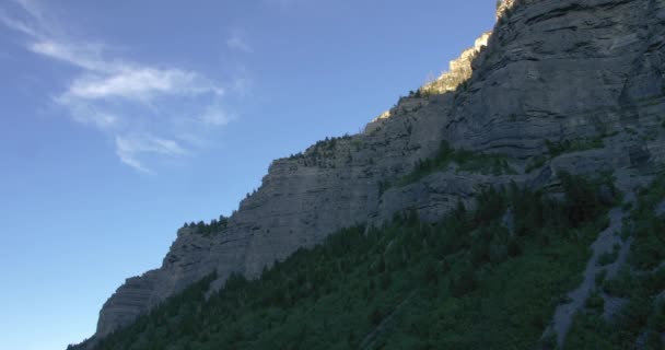 盐湖城附近犹他州Bridal Veil Falls附近悬崖和山峰的低角度视图 — 图库视频影像