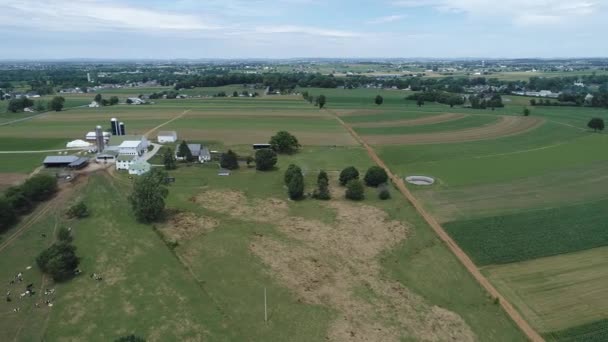 Demiryolu Raylı Sistem Ile Amish Farm Land Havadan Görünümü — Stok video