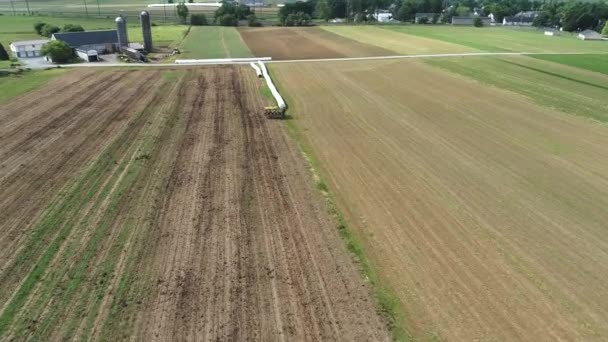Vista Aérea Agricultor Amish Semeando Seu Campo Com Cavalos — Vídeo de Stock