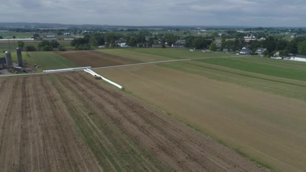 Vista Aérea Agricultor Amish Semeando Seu Campo Com Cavalos — Vídeo de Stock