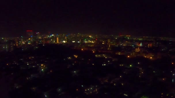 Χρονοδιακόπτης Υψηλής Γωνίας Φθορίζοντα Φώτα Από Κτίρια Και Κυκλοφορία Νύχτα — Αρχείο Βίντεο