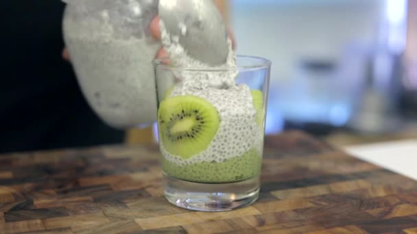 Kiwi Matcha Chia Pudding Chia Noix Coco Blanche Nourriture Saine — Video