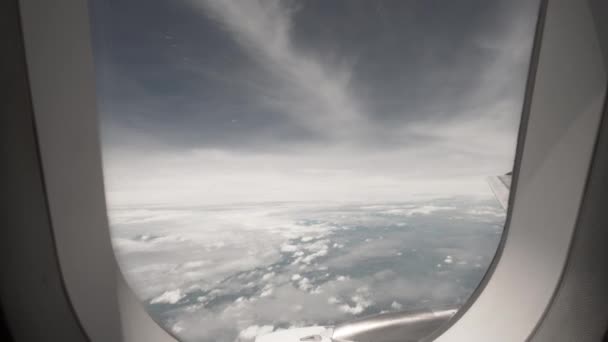 不吉な暗い嵐の雲と飛行機の窓から4Kプルまたはドリー — ストック動画
