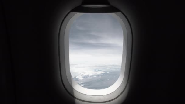 Clip Una Ventana Avión Tomada Cabina Mientras Viaja Vuela Día — Vídeos de Stock