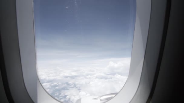 飛行中に飛行機の窓からゆっくりと動き 素敵な青い空と白い雲 — ストック動画