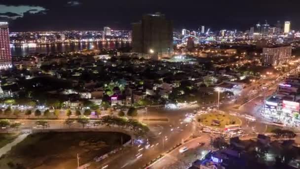 Luchtfoto Van Spits Een Moderne Stad Nachts Hyper Vervallen — Stockvideo