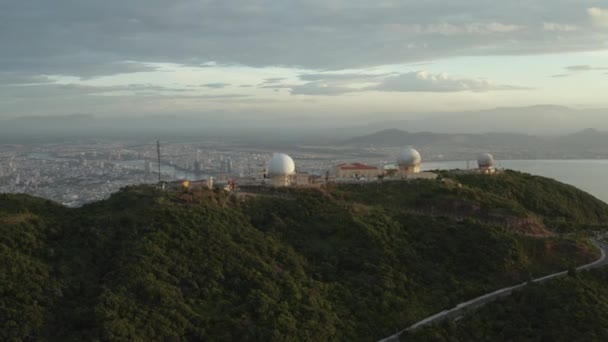 Radar Airspace Surveillance Station Antenn Över Nang City Vietnam — Stockvideo