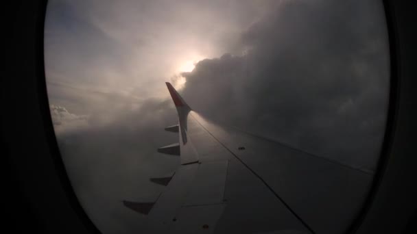 Pôr Sol Nuvens Encantadoras Janela Asa Esquerda Avião Traz Volta — Vídeo de Stock