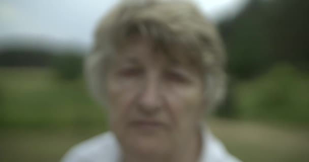 Portrait Une Grand Mère Regardant Caméra — Video