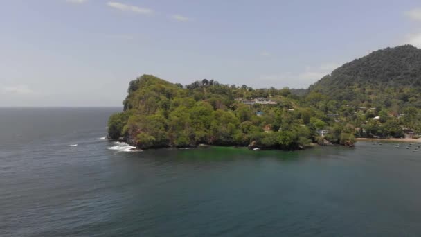 Una Antena Costera Pueblo Pescadores Ladera Montaña Con Viejo Fuerte — Vídeos de Stock