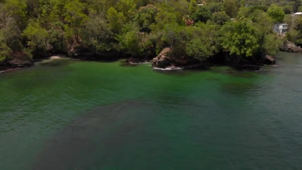 Drone Fooatge Wioski Rybackiej Zboczu Góry Łodzi Zakotwiczonych Zatoce — Wideo stockowe