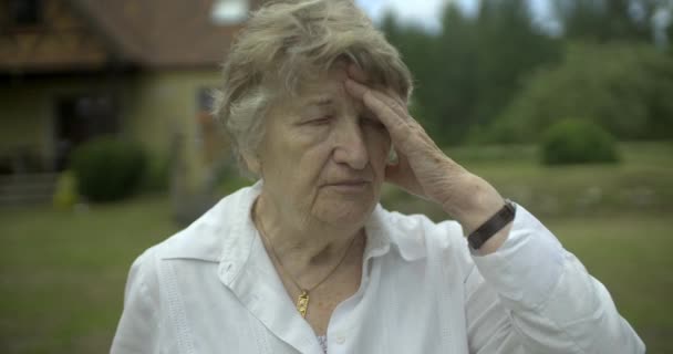 Seniorin Mit Der Hand Gesicht Denkt Besorgt Und Traurig — Stockvideo