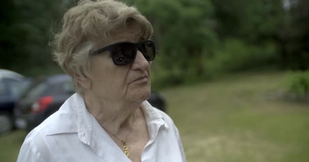 Grand Mère Aînée Écoutant Une Autre Personne — Video