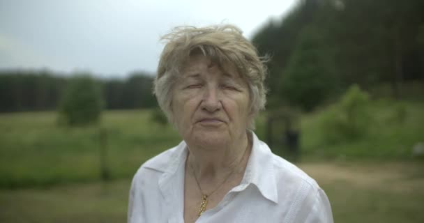 Портрет Бабушки Смотрящей Камеру — стоковое видео