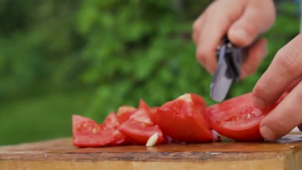 Zijaanzicht Van Mannelijke Handen Snijden Verse Rode Tomaat Aan Boord — Stockvideo