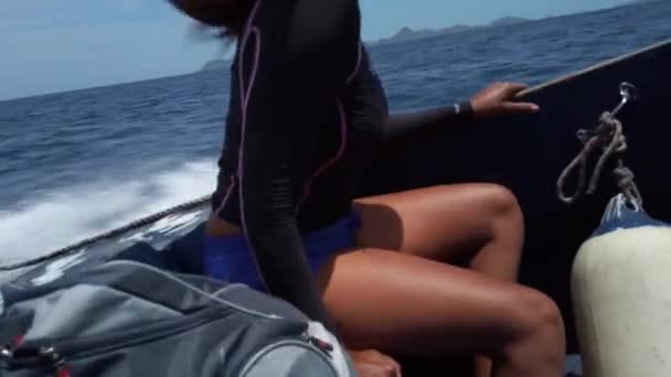 Žena Užívá Jízdu Motorovém Člunu Své Cestě Tobago Cays Carriacou — Stock video