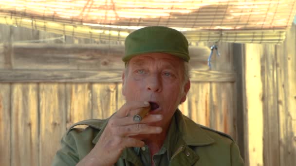 Knappe Oude Man Die Een Sigaar Rookt Fidel Castro Imitator — Stockvideo