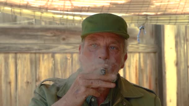 Zeitlupenclip Eines Alten Gutaussehenden Mannes Armeekleidung Der Eine Zigarre Raucht — Stockvideo