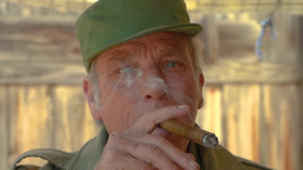 Retrato Hombre Guapo Años Ojos Azules Fumando Cigarro Asintiendo Clip — Vídeo de stock