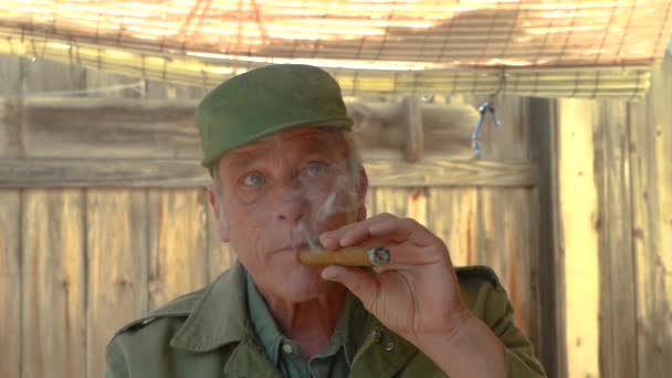 Guapo Anciano Hombre Fumando Cigarro Cámara Zoom — Vídeo de stock