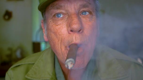 Hombre Unos Años Baby Boomer Fumador Cadena Fumando Cigarro Soplando — Vídeos de Stock