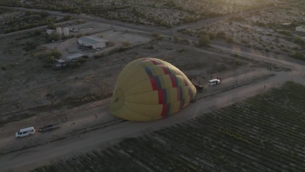 Drón Repked Hőlégballon Körül Miközben Felfújódik — Stock videók