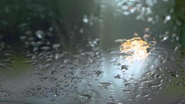 Rozostřené Reflektory Řídit Zaparkované Auto Deštěm Pruhované Čelní Sklo — Stock video