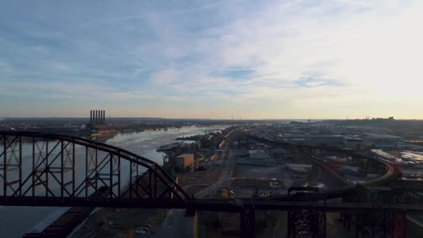 Flygfoto Över Mississippi Floden Macarthur Bridge Och Mural Mile Louis — Stockvideo