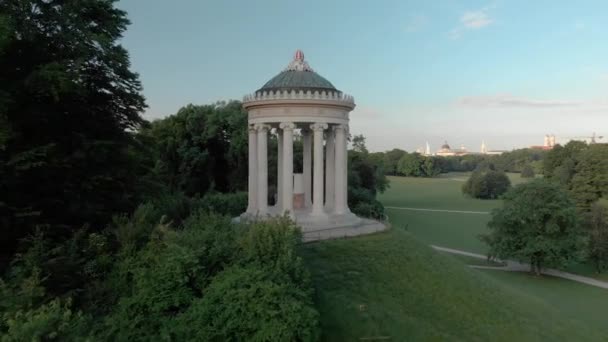 Drone Che Vola Attraverso Monumento Nel Giardino Inglese Monaco Baviera — Video Stock