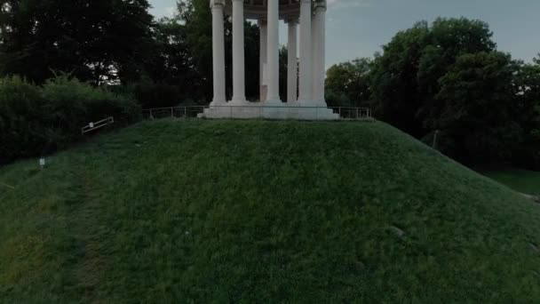 Drone Voando Lentamente Sobre Templo Munique English Garden Monopteros Munique — Vídeo de Stock