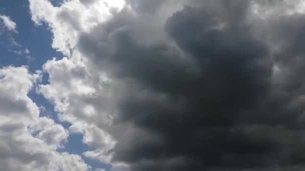 Nuages Roulants Timelapse Nuages Orageux Ciel Bleu Soleil Brille Travers — Video
