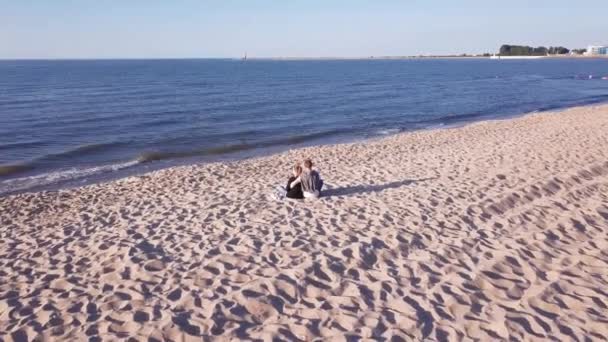 Colpo Aereo Giovane Coppia Seduto Sulla Spiaggia Sabbia Abbracciando Tenendo — Video Stock