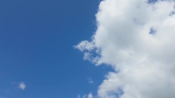 Τροχαίο Σύννεφα Timelapse Λευκά Σύννεφα Και Μπλε Ουρανός Ουρανός Και — Αρχείο Βίντεο