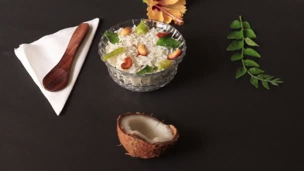 Arroz Coco Colocado Sobre Fundo Preto — Vídeo de Stock