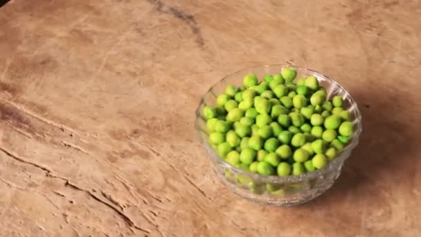 Ahşap Arka Planda Bir Fincan Yeşil Bezelye — Stok video