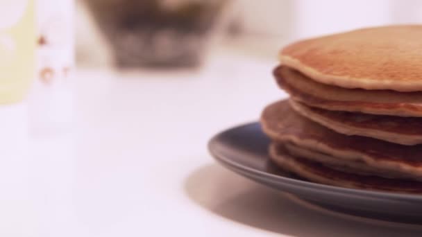 Delicious Pancakes Sliding Front Camera Table — Stock Video