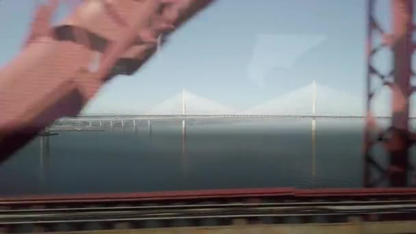 第四公路桥及金钟渡口在第四铁路桥上由列车内驶离 — 图库视频影像