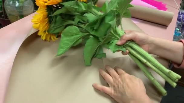 Florar Local Împachetează Buchet Floarea Soarelui Proaspăt Tăiat Hârtie Măcelară — Videoclip de stoc