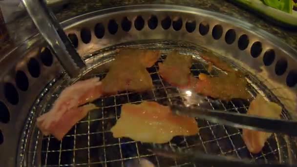 Pinze Che Girano Carne Alla Griglia Barbecue Caldo Con Fuoco — Video Stock