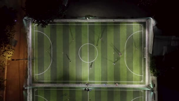 足球队夜间在足球场练球的空中景观 — 图库视频影像