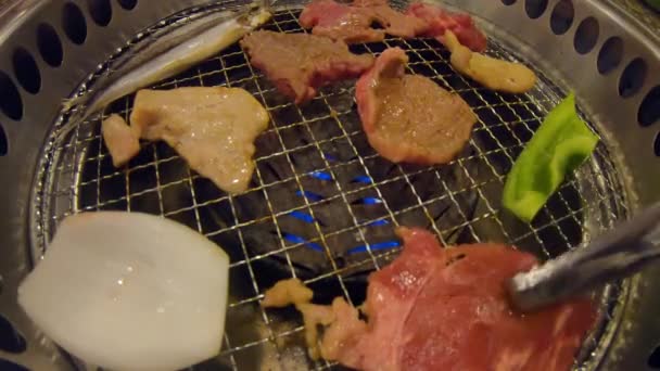 Pinze Flipping Carne Alla Griglia Yakiniku Giapponese Bbq Shichirin — Video Stock