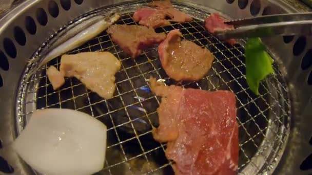 Pinze Grigliare Carne Cruda Sul Barbecue Giapponese Yakiniku Tutto Quello — Video Stock