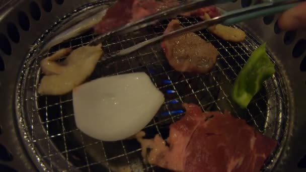 Tongs Przerzucanie Grillowanego Mięsa Yakiniku Japońskiego Grilla Materiał Surowy Brak — Wideo stockowe