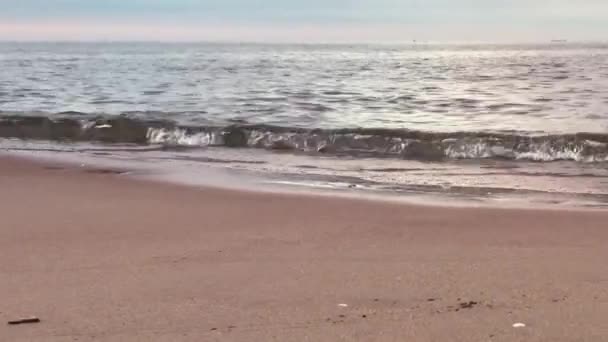 从海底俯瞰 海浪在海滩上结束 夕阳西下 天空晴朗多云 — 图库视频影像