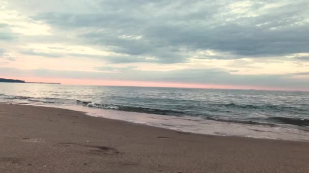 Vedere Jos Mării Valurile Termină Țărmul Plajei Cerul Înnorat Apus — Videoclip de stoc