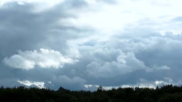 曇った時間の経過 雲の位置を変更し 明るい青から濃い灰色に色を変更青い空にエネルギー移動雲 大きな雲の中で閉じます 抽象的なふわふわの雲の風景 — ストック動画