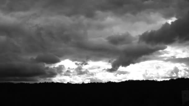 Siyah Beyaz Zaman Bulutları Gökyüzünde Hareket Ediyor — Stok video