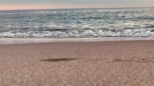 Vista Baixo Mar Ondas Terminam Praia Agradável Céu Nublado Pôr — Vídeo de Stock