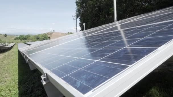 将安装在太阳能发电厂中的太阳能电池板拉近 同时利用太阳能发电 — 图库视频影像